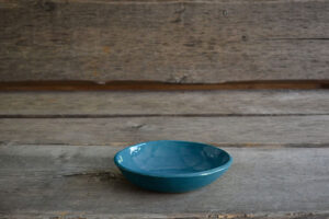 vaisselle-ceramique-fait-main-assiette-creuse-bleu-canard-aubagne