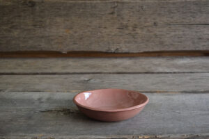 vaisselle-ceramique-fait-main-assiette-creuse-rose-aubagne