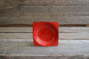 vaisselle-ceramique-fait-main-assiette-creuse-rouge-aubagne.jpeg