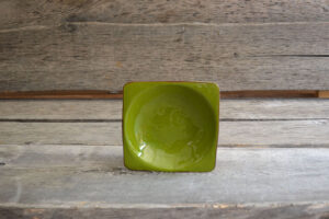 vaisselle-ceramique-fait-main-assiette-creuse-vert-aubagne.jpeg