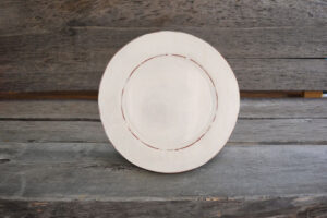 vaisselle-ceramique-fait-main-assiette-de-presentation-blanc-aubagne