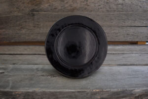vaisselle-ceramique-fait-main-assiette-de-presentation-noir-aubagne