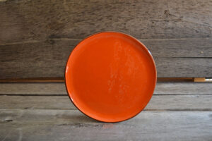 vaisselle-ceramique-fait-main-plat-rond-orange-aubagne.jpeg