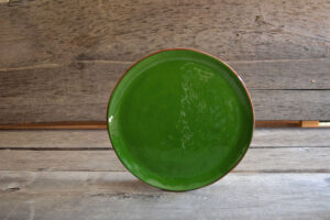 vaisselle-ceramique-fait-main-plat-rond-vert-aubagne