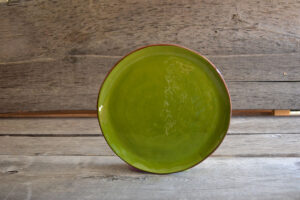 vaisselle-ceramique-fait-main-plat-rond-vert-aubagne.jpeg