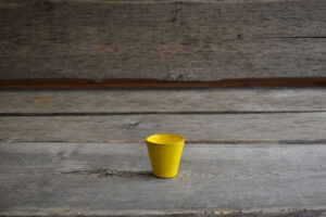 vaisselle-ceramique-fait-main-tasse-a-cafe-jaune-aubagne