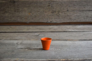 vaisselle-ceramique-fait-main-tasse-a-cafe-orange-aubagne