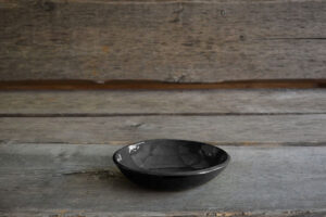 vaisselle-ceramique-fait-main-assiette-creuse-noir-aubagne
