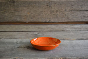 vaisselle-ceramique-fait-main-assiette-creuse-orange-aubagne