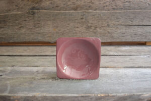 vaisselle-ceramique-fait-main-assiette-creuse-rose-aubagne