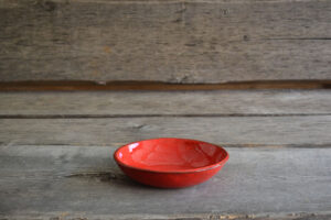 vaisselle-ceramique-fait-main-assiette-creuse-rouge-aubagne