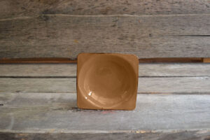 vaisselle-ceramique-fait-main-assiette-creuse-taupe-aubagne