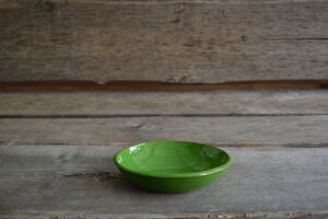 vaisselle-ceramique-fait-main-assiette-creuse-vert-aubagne