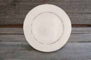 vaisselle-ceramique-fait-main-assiette-de-presentation-blanc-aubagne