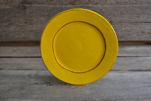 vaisselle-ceramique-fait-main-assiette-de-presentation-jaune-aubagne