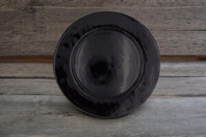 vaisselle-ceramique-fait-main-assiette-de-presentation-noir-aubagne