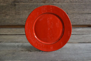 vaisselle-ceramique-fait-main-assiette-de-presentation-rouge-aubagne