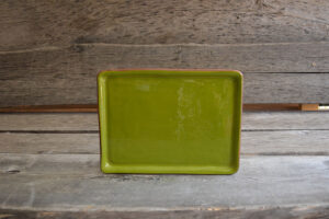 vaisselle-ceramique-fait-main-assiette-de-presentation-vert-aubagne.jpeg