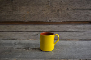 vaisselle-ceramique-fait-main-mug-jaune-aubagne