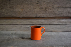 vaisselle-ceramique-fait-main-mug-orange-aubagne