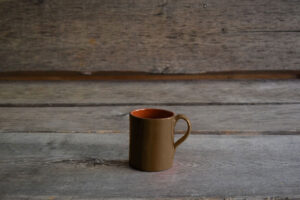 vaisselle-ceramique-fait-main-mug-taupe-aubagne