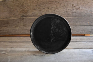 vaisselle-ceramique-fait-main-plat-rond-noir-aubagne